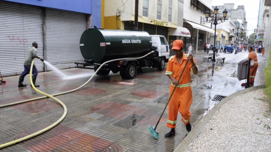 Jornada de limpieza mejora el aspecto visual de la calle El Conde