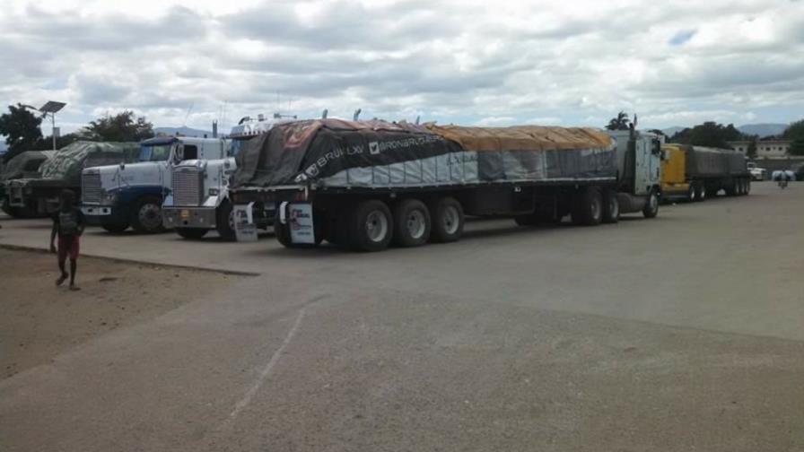 Minustah escorts Dominican trucks in Haiti