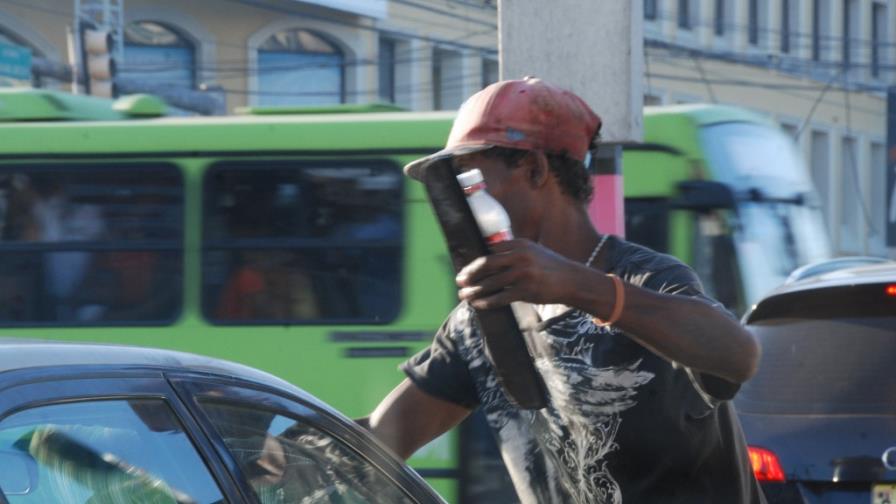 AMET retira a los limpiavidrios y parqueadores AMET retira a los limpiavidrios y parqueadores