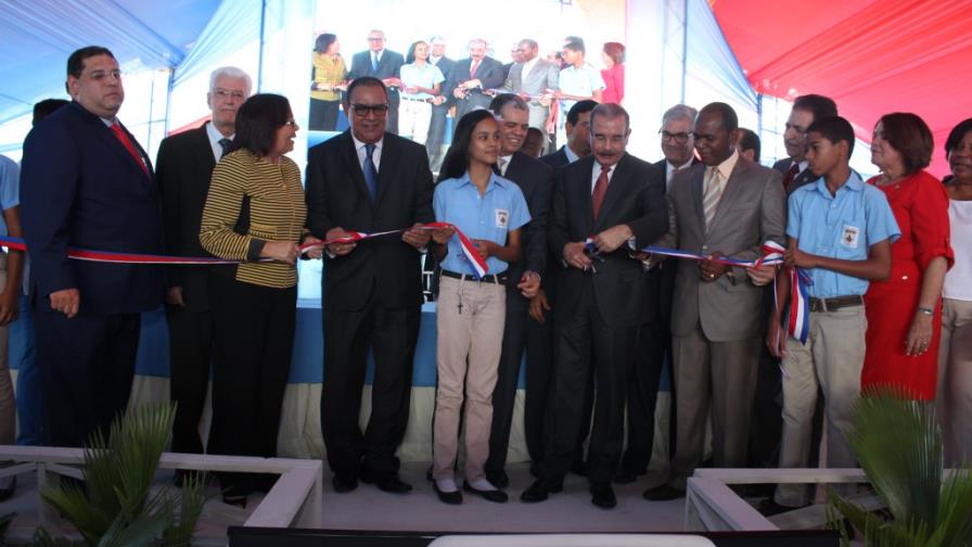 Presidente Medina entrega dos escuelas en la provincia Peravia