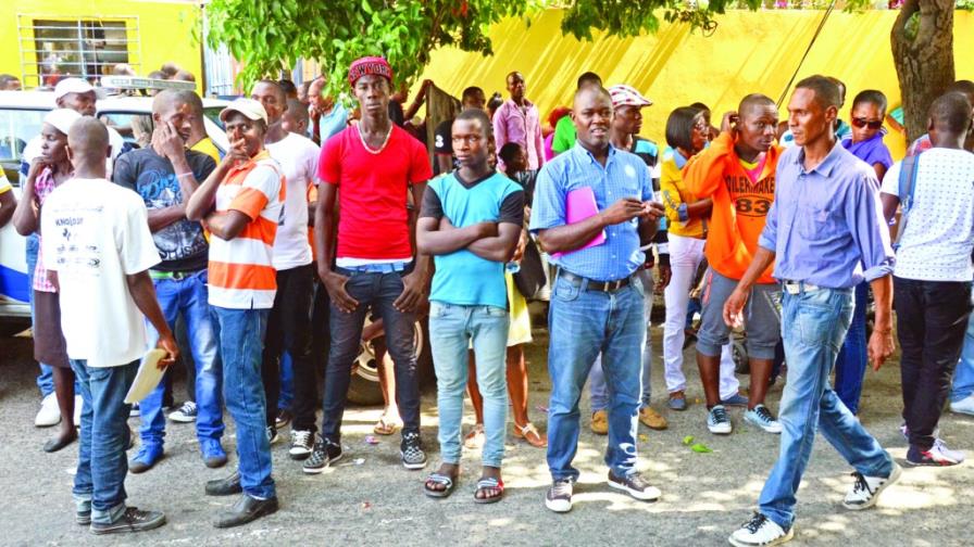 Haitians flood centers of National Normalization Plan