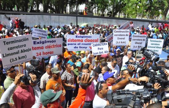 Moradores de Licey reclaman obras frente a Gobernación de Santiago