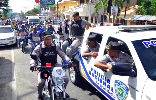 Moradores de Licey reclaman obras frente a Gobernación de Santiago