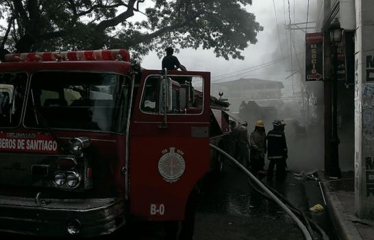 Incendio afecta el Centro Histórico de Santiago