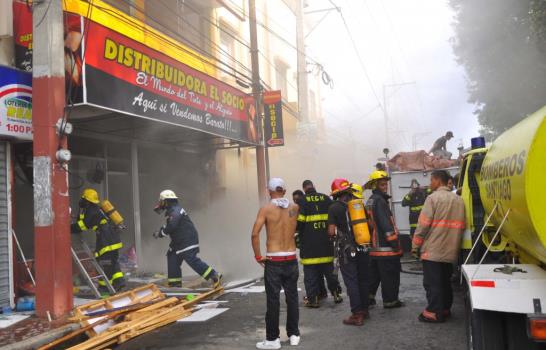 Incendio deja pérdidas millonarias en comercio del Centro Histórico de Santiago