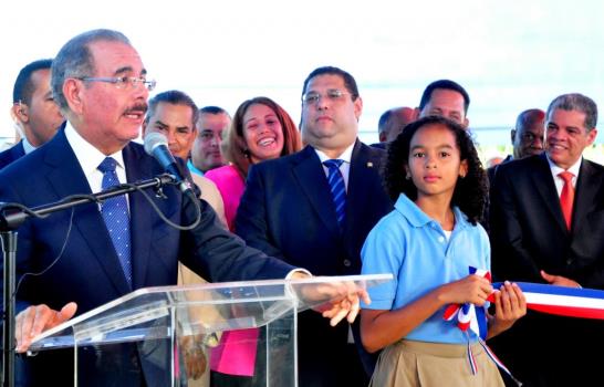 Danilo inaugura cinco escuelas en Montecristi y promete entrega de hospital