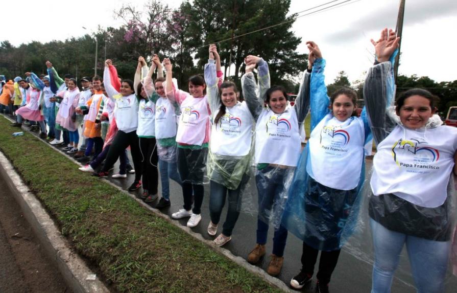 Miles de jóvenes forman cordón humano para recibir al papa en Asunción