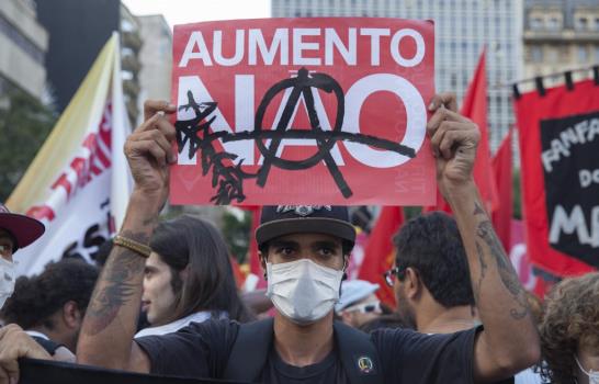 Brasileños vuelven a protestar por aumento de tarifas del transporte público