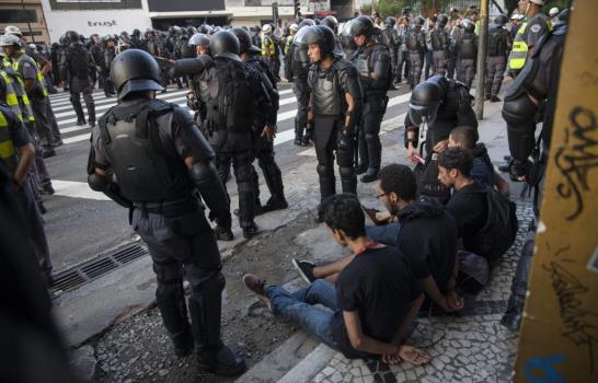 Brasileños vuelven a protestar por aumento de tarifas del transporte público