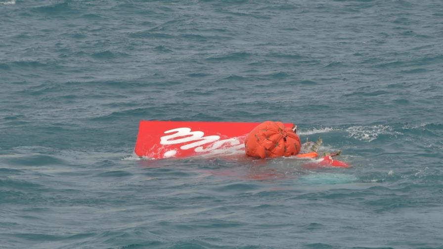 Recuperan la cola del avión de AirAsia, pero no hay cajas negras