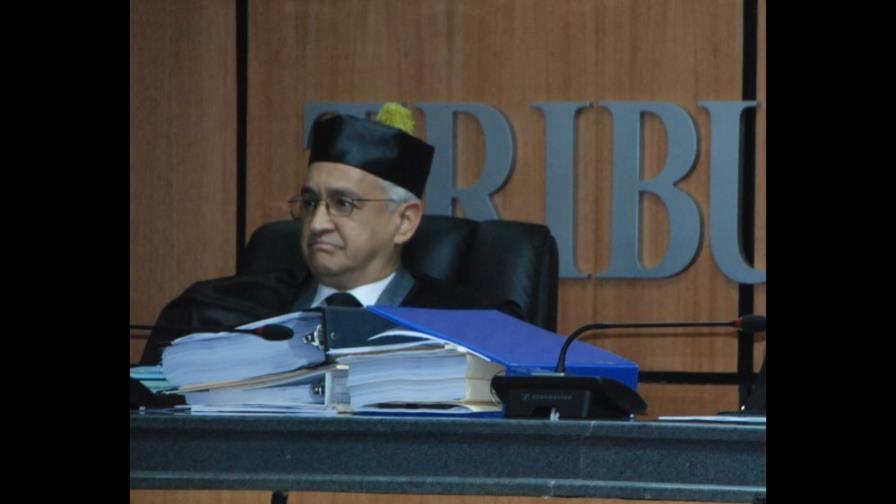 General Percival apunta con arma de fuego al juez Hernández Peguero General Percival apunta con arma de fuego al juez Hernández Peguero