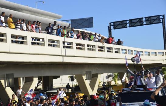 El pueblo celebra llegada al país de Pedro Martínez
