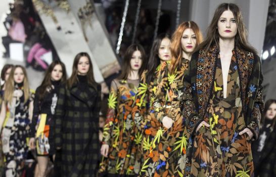 Mezcla de estilos en séptima jornada de Semana de la Moda de París