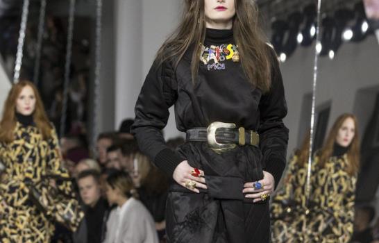 Mezcla de estilos en séptima jornada de Semana de la Moda de París