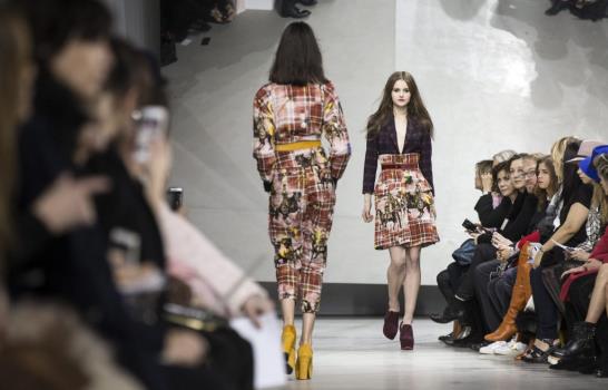 Mezcla de estilos en séptima jornada de Semana de la Moda de París