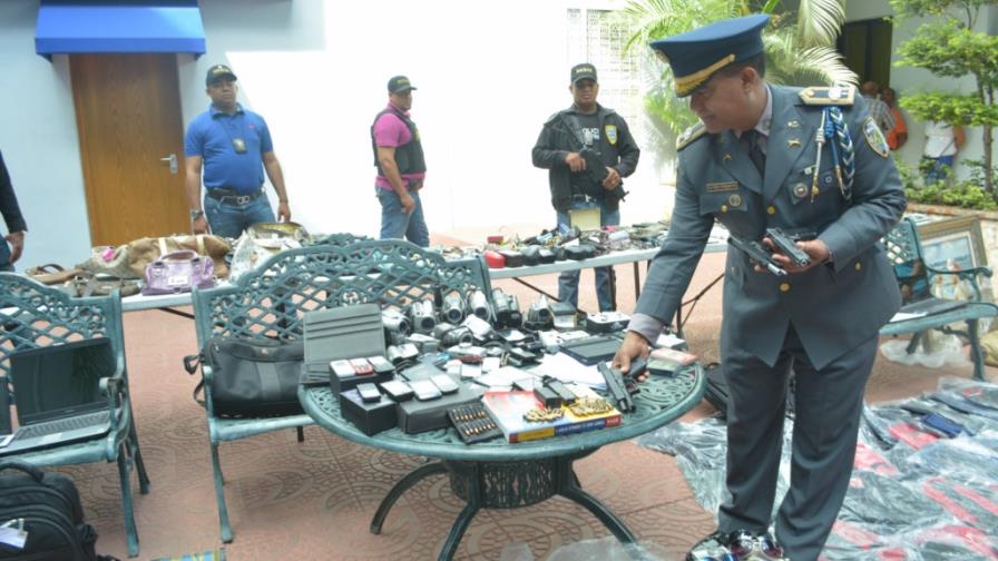 Policía Nacional desmantela dos bandas que robaban carros y apartamentos