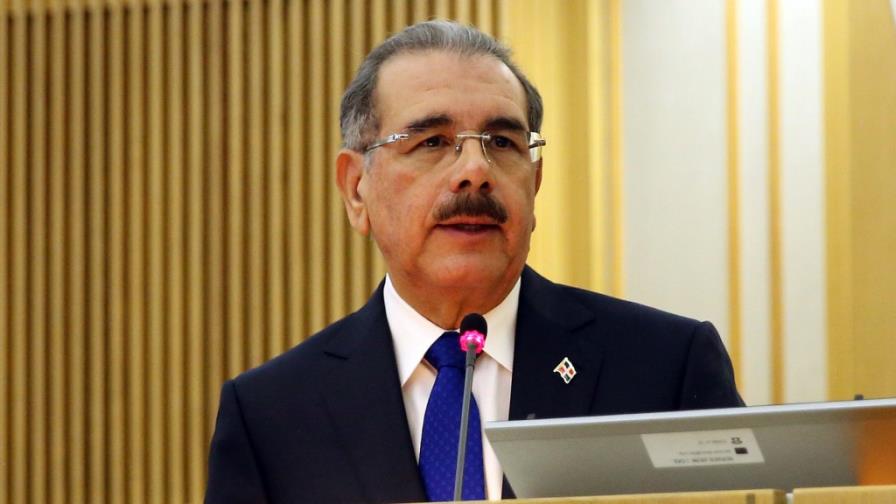Danilo Medina sale repentinamente del Palacio Nacional