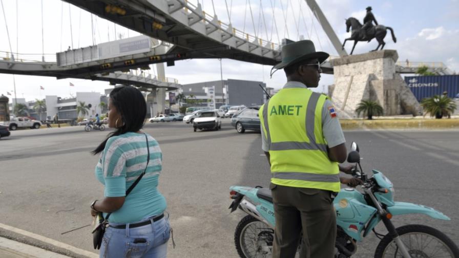 AMET inicia el retiro jóvenes que limpian vidrios