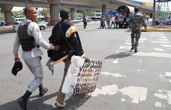 Autoridades continúan retirando de las calles a limpiavidrios y vendedores ambulantes