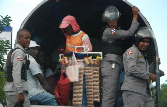 Autoridades continúan retirando de las calles a limpiavidrios y vendedores ambulantes