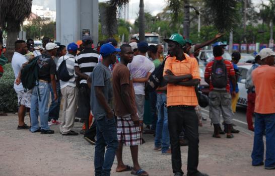 Autoridades continúan retirando de las calles a limpiavidrios y vendedores ambulantes