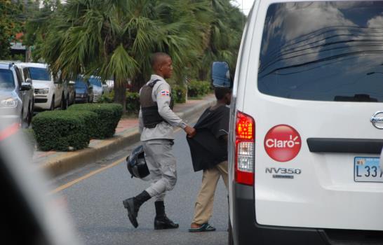 Autoridades continúan retirando de las calles a limpiavidrios y vendedores ambulantes