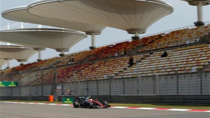 Espectador cruza la pista durante práctica del GP de China