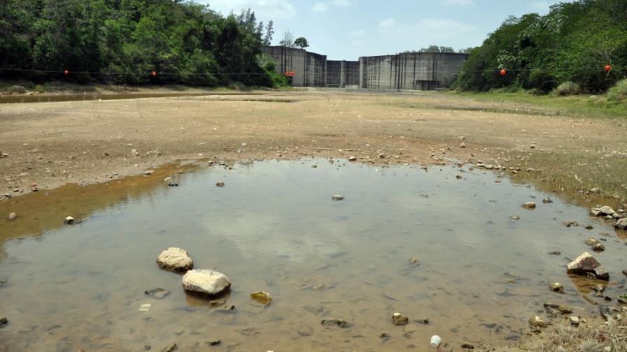 Treinta barrios de Cotuí carecen de servicio agua