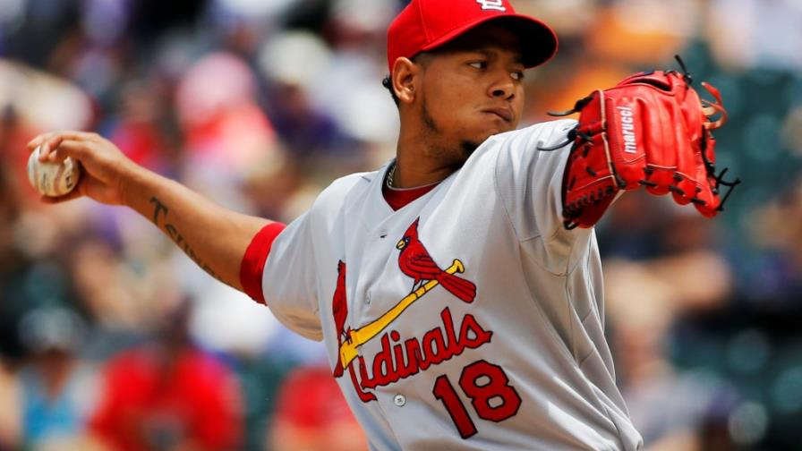 Dominicano Carlos Martínez domina a Rockies, y Cardenales evitan barrida