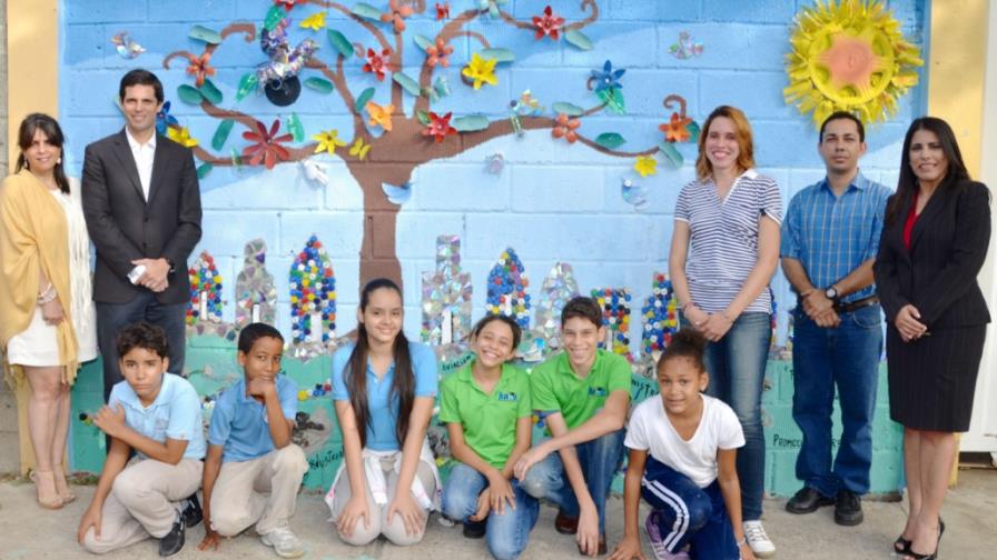 Bancamérica auspicia mural con material reciclado
