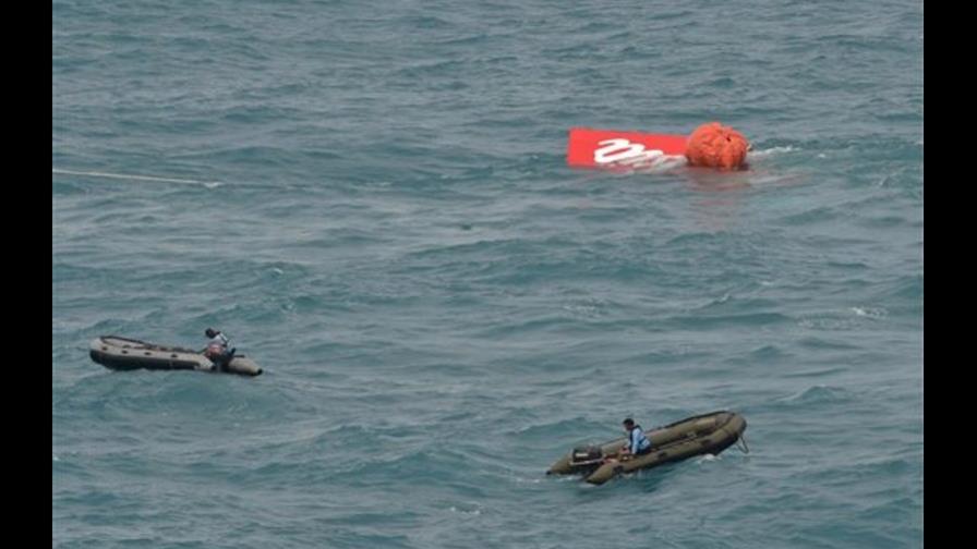 Equipo de rescate detecta señales de la caja negra del avión de AirAsia,