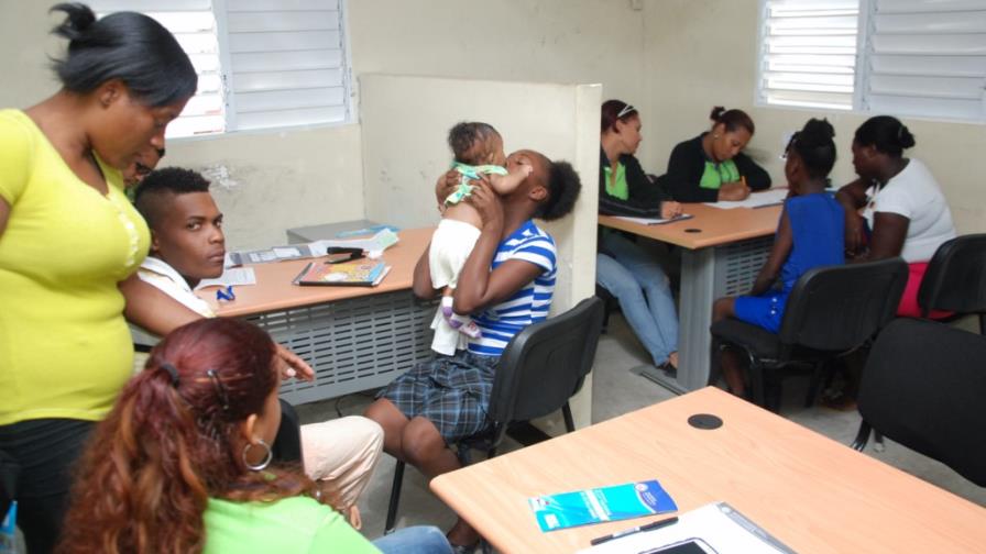 Unos 300 mil extranjeros detrás del estatus migratorio Unos 300 mil extranjeros detrás del estatus migratorio