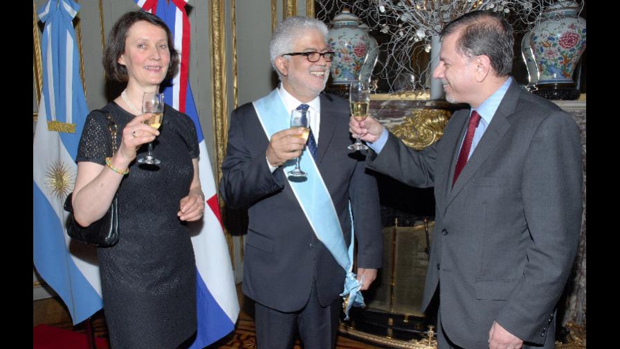Gobierno argentino condecora al embajador Guillermo Piña Contreras