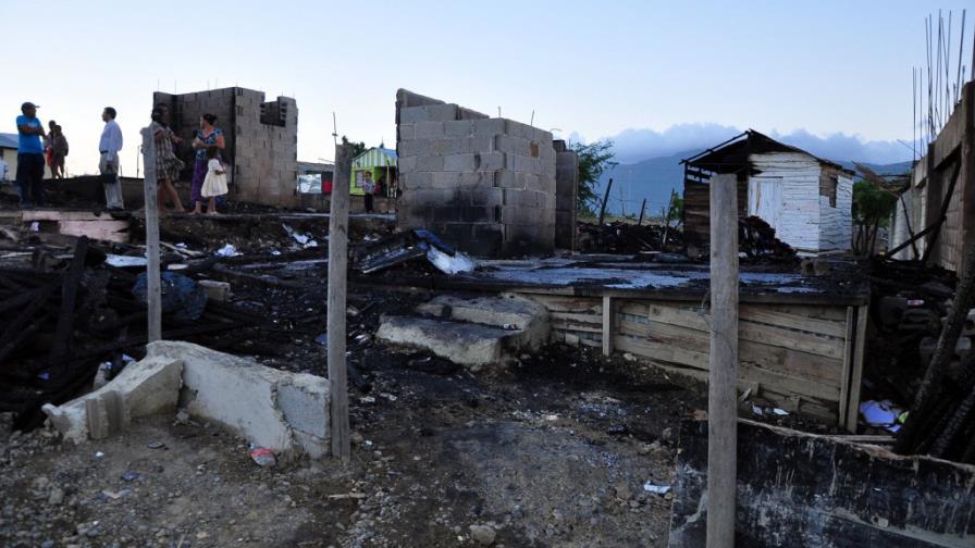 Fuego destruye cinco casas y una iglesia evangélica en Santiago Fuego destruye cinco casas y una iglesia evangélica en Santiago