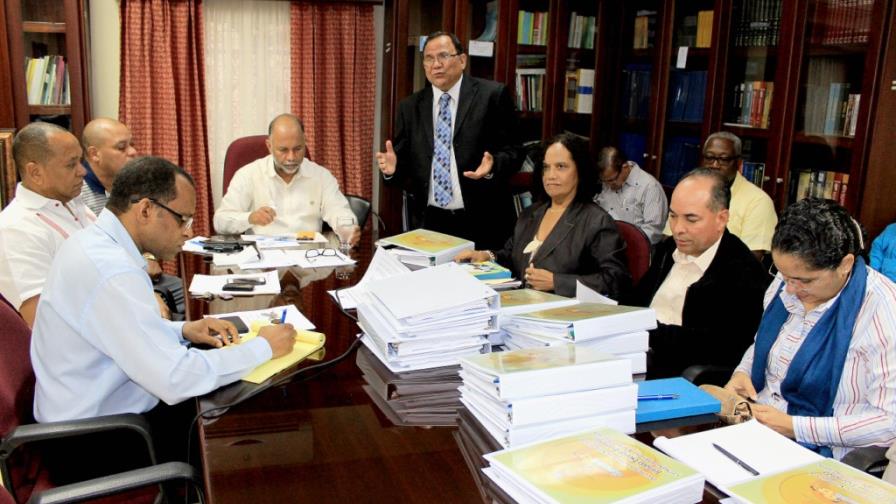 El Ministerio de Educación explica a la ADP los alcances de la jornada extendida