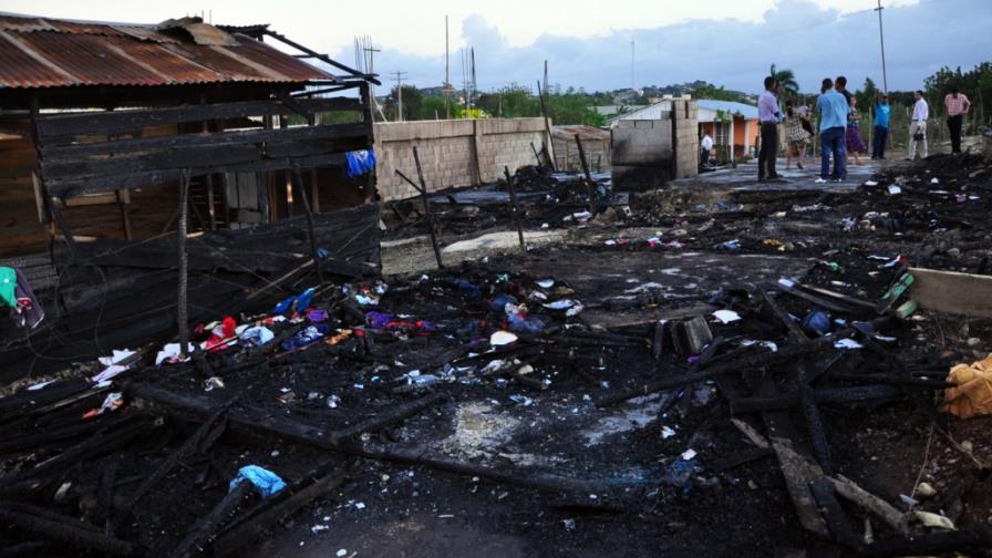 Un fuego destruye cinco casas e iglesia evangélica en Santiago Un fuego destruye cinco casas e iglesia evangélica en Santiago