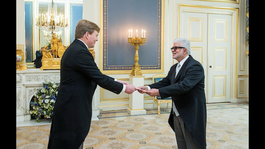 Embajador Piña Contreras presenta credenciales ante el Rey de los Países Bajos