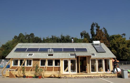 Universitarios chilenos crean primera villa solar de Latinoamérica