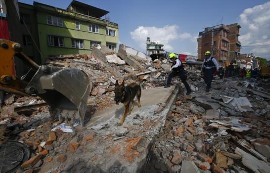 Al menos 42 muertos en nuevo terremoto de 7.3 grados en Nepal