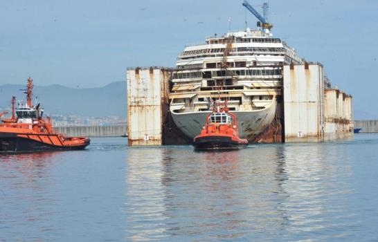 El naufragado Costa Concordia será desmantelado El naufragado Costa Concordia será desmantelado