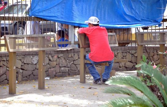 Se roban los bancos de la plaza que honra memoria de sacerdote Emiliano Tardif