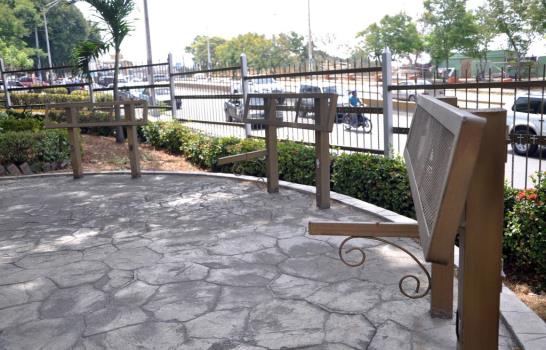 Se roban los bancos de la plaza que honra memoria de sacerdote Emiliano Tardif