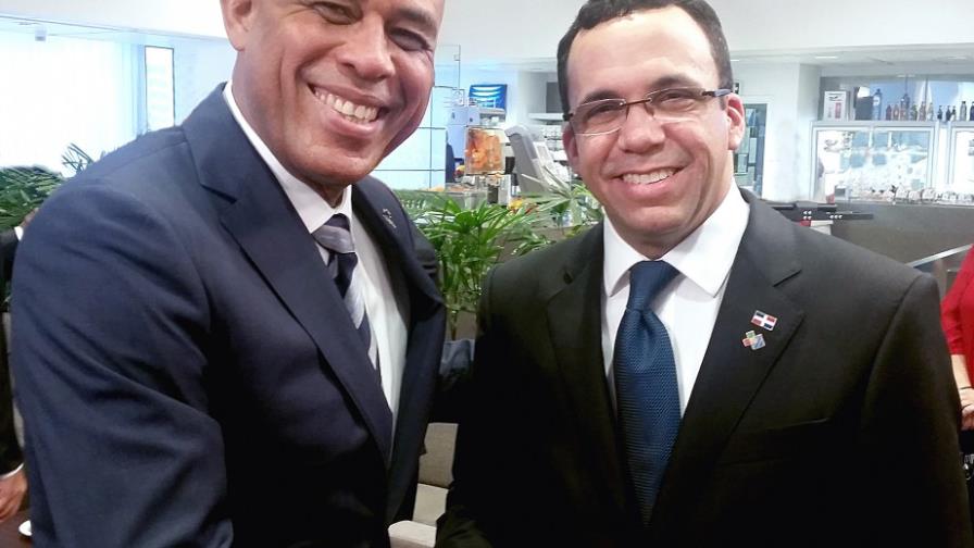 Navarro se reúne con el presidente haitiano Michel Martelly