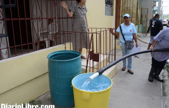 Obras de tuberías avivan crisis agua en Los Mina