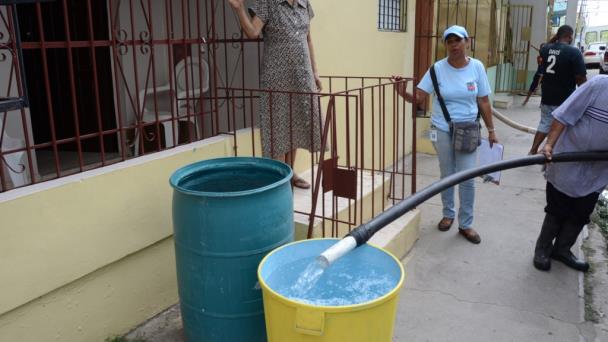 Caasd utiliza camiones cisternas para suministro de agua en sectores con escasez