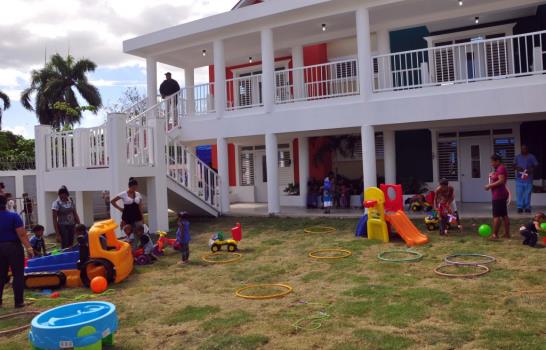 Danilo Medina inaugura estancia infantil y liceo, Santiago