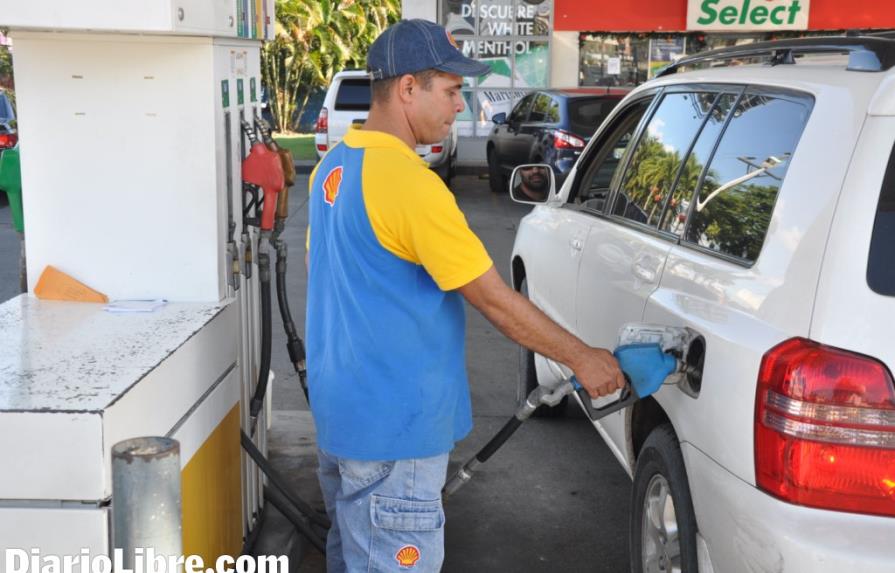 Precios de los combustibles bajan entre RD$1.00 y RD$2.20