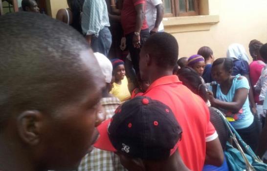 Decenas de haitianos se muestran inconformes con Plan de Regularización en San Cristóbal