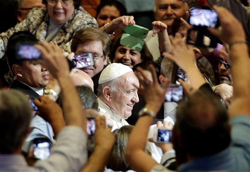 El papa dice en Paraguay: Las ideologías terminan mal y no sirven