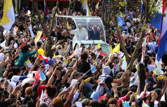 Papa pide a los religiosos en Paraguay que no se pavoneen ni busquen aplausos
